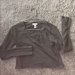 Cropped V-neck shirt